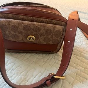 COACH, the Signature Logo Coated Canvas
Willow Camera Bag